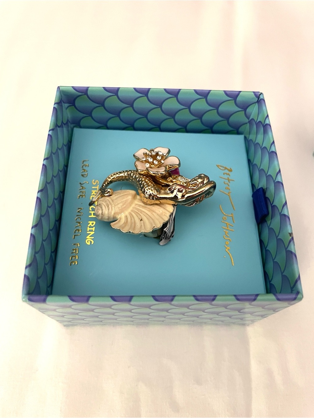 Betsey Johnson Gold Tone Mermaid Flower & Seashell Stretch Cocktail Ring NWT Box - Picture 7 of 8
